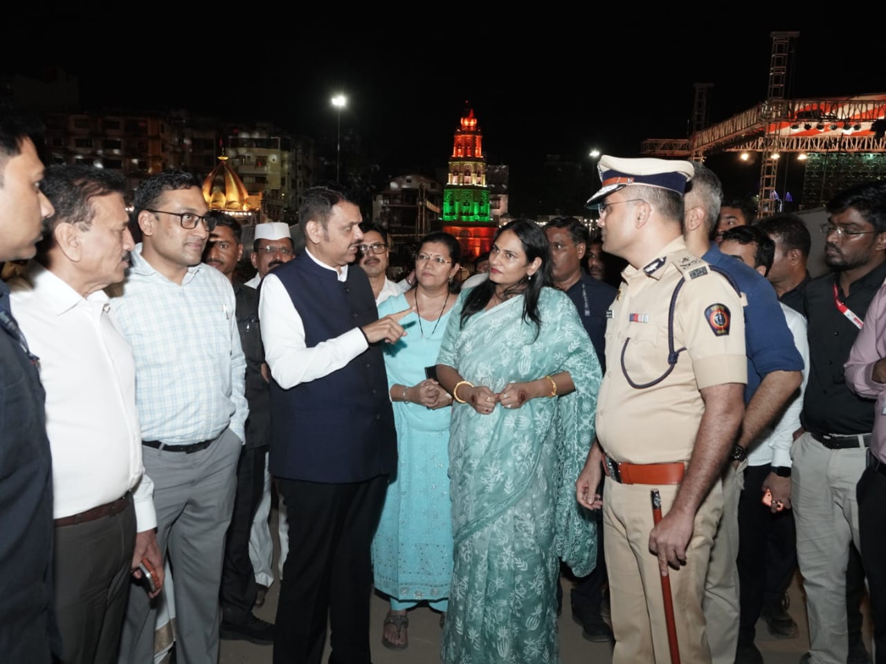 मनपा आयुक्त मनीषा खत्री यांच्याशी चर्चा करताना मुख्यमंत्री देवेंद्र फडणवीस
