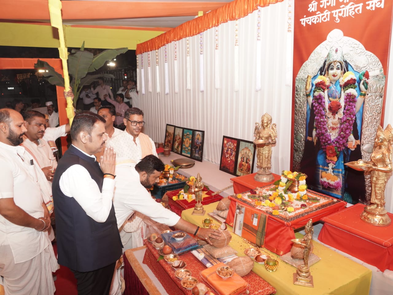 रामतीर्थ येथे विधिवत पूजन करताना मुख्यमंत्री देवेंद्र फडणवीस