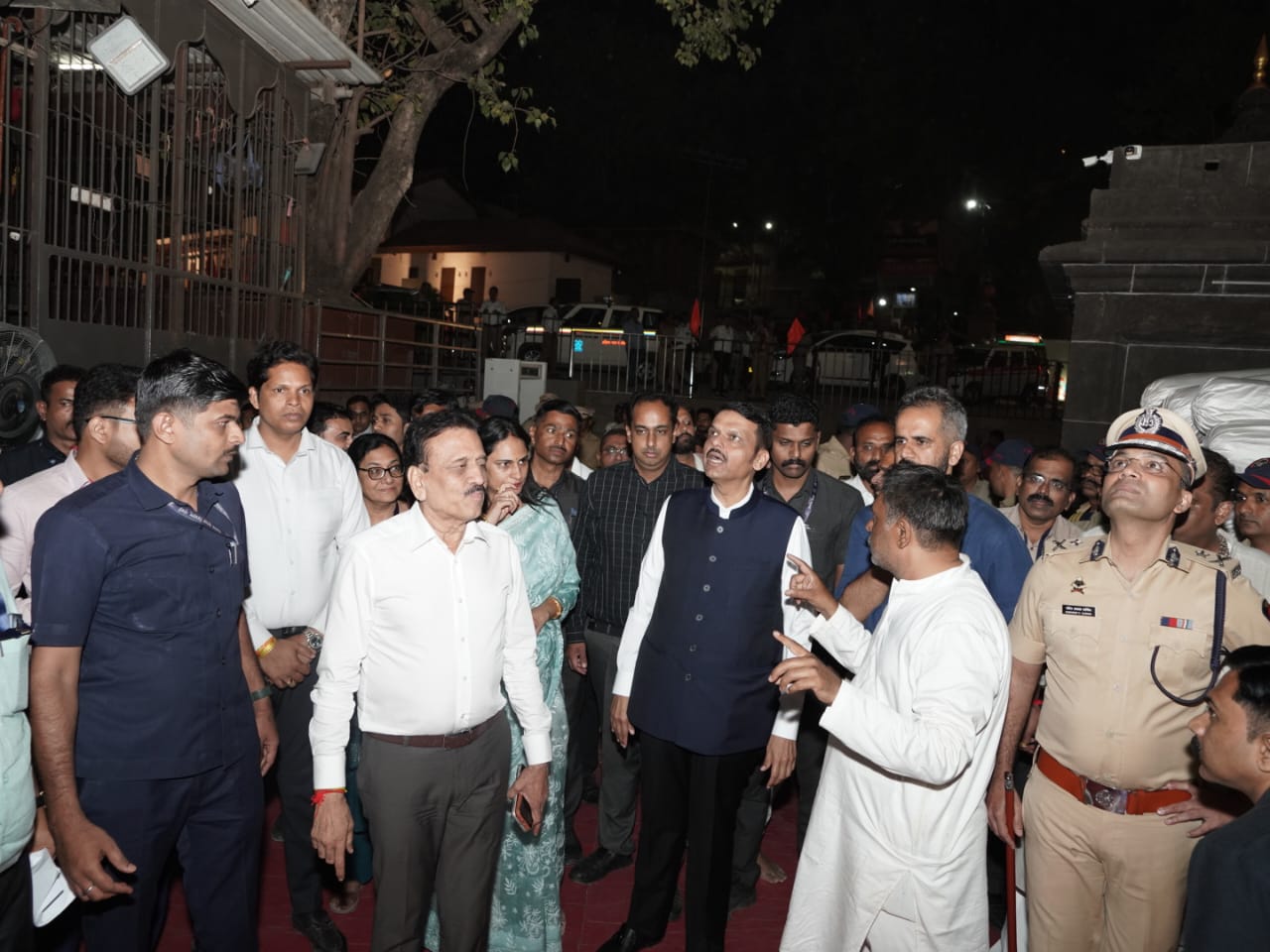 रामतीर्थ परिसरात ध्वजारोहण तयारीचा आढावा घेताना मुख्यमंत्री फडणवीस आणि पालकमंत्री महाजन