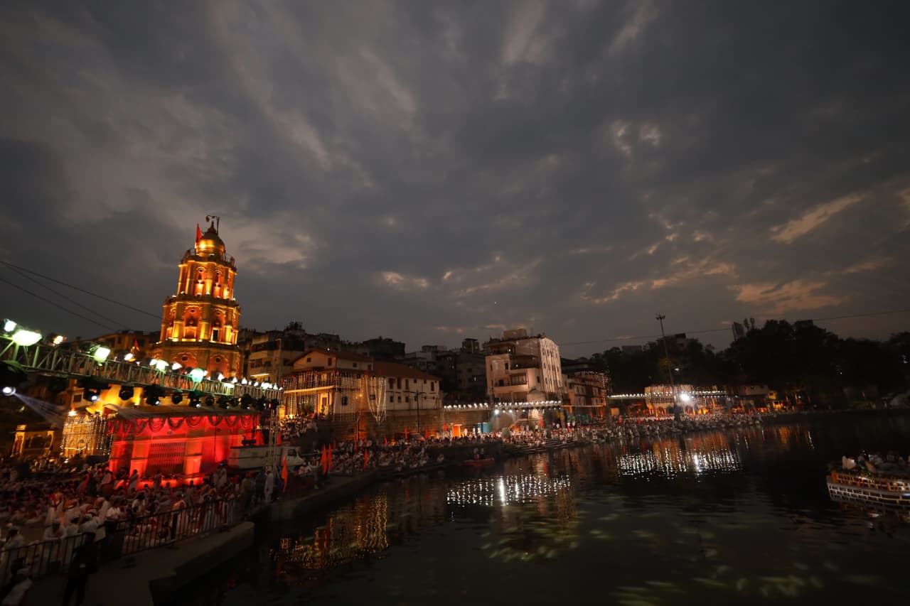 मंचावरील मान्यवर, ध्वजारोहण सोहळ्याचा फलक